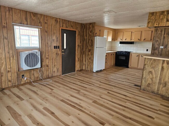 Building Photo - Affordable Mobile Home in El Rio park.