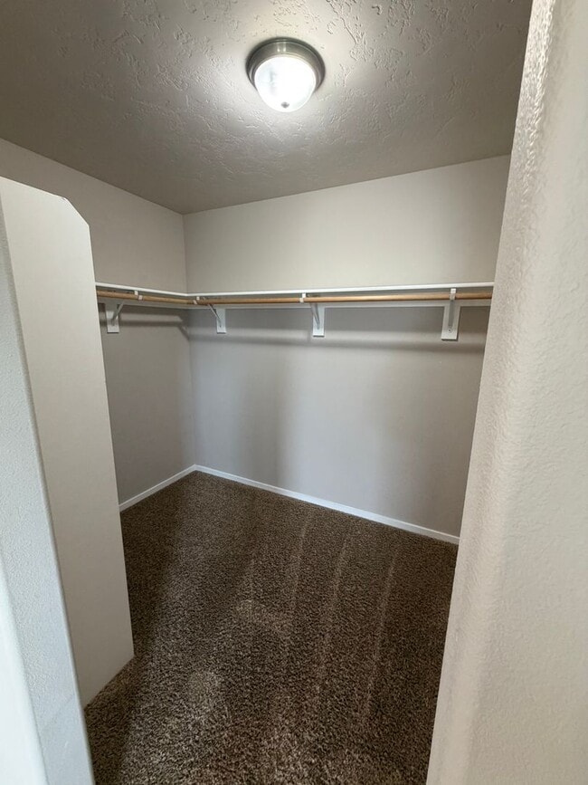 Building Photo - Check out our move in special on this charming Very Spacious 2-Story Home for Rent in Pasco, WA!