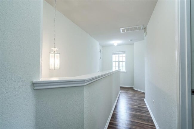 Building Photo - 2735 Fairview Dr