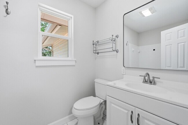 Building Photo - All Brick Home & Large Yard in Niceville!