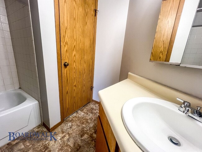 Building Photo - Charming 1-Bedroom Gem