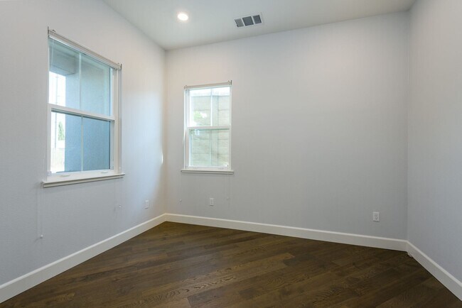 Building Photo - 995 Hopkins Ave