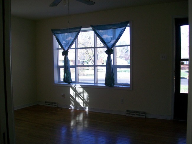 Building Photo - 3919 Redstone Dr