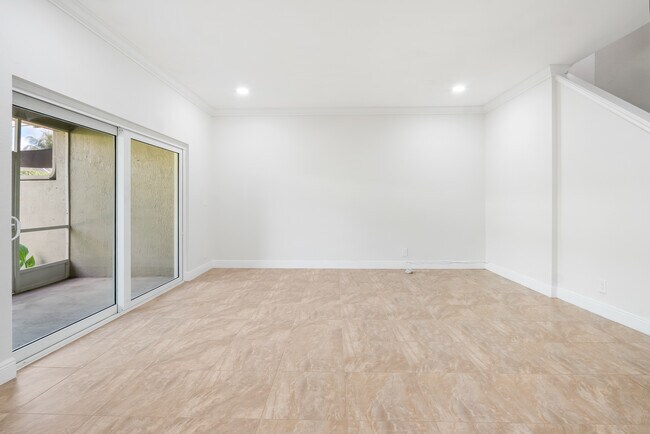 Building Photo - 5611 NW 118th Dr