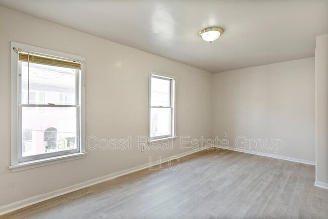 Building Photo - 2 Bedroom, 1 Bath, Central Air Conditioning, Washer Dryer in unit.