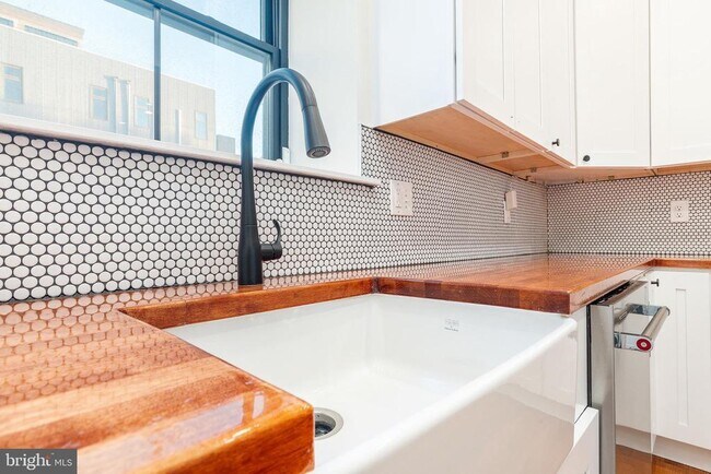 Building Photo - 412 Sepviva St