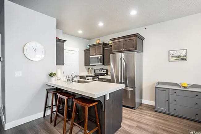 Building Photo - Coming Soon! 5 bed 3.5 Bath Townhome.