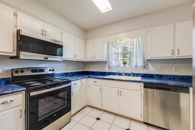 Building Photo - 2803 MacGregor Ln