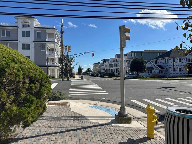 Building Photo - 25 S Surrey Ave