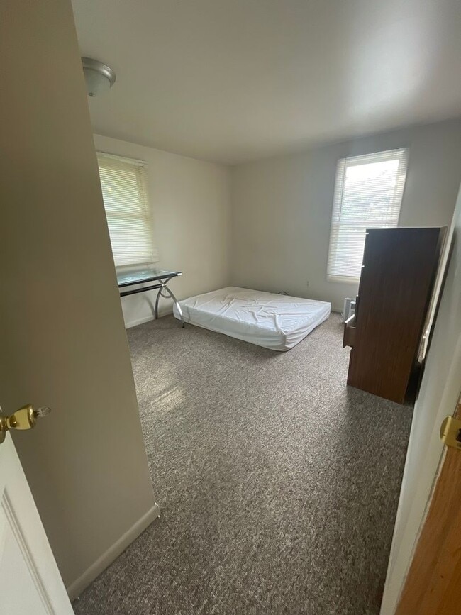 Building Photo - 926 Sylvan Ave