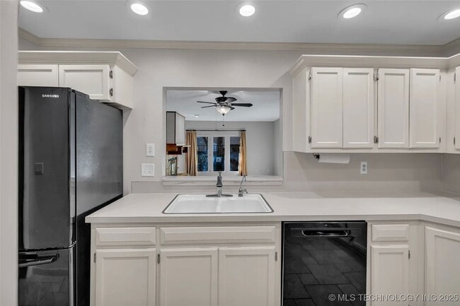 Building Photo - Gorgeous Condo in The Gated Community of The Timbers!