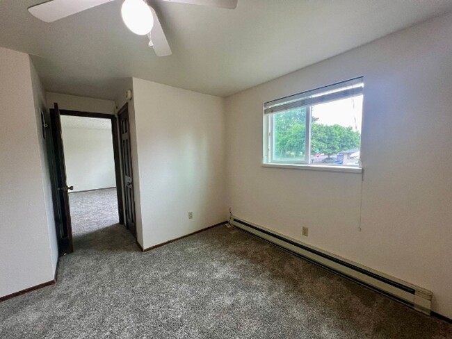 Building Photo - 1 BD Upper Level Apt - W/S/G Included Plea...