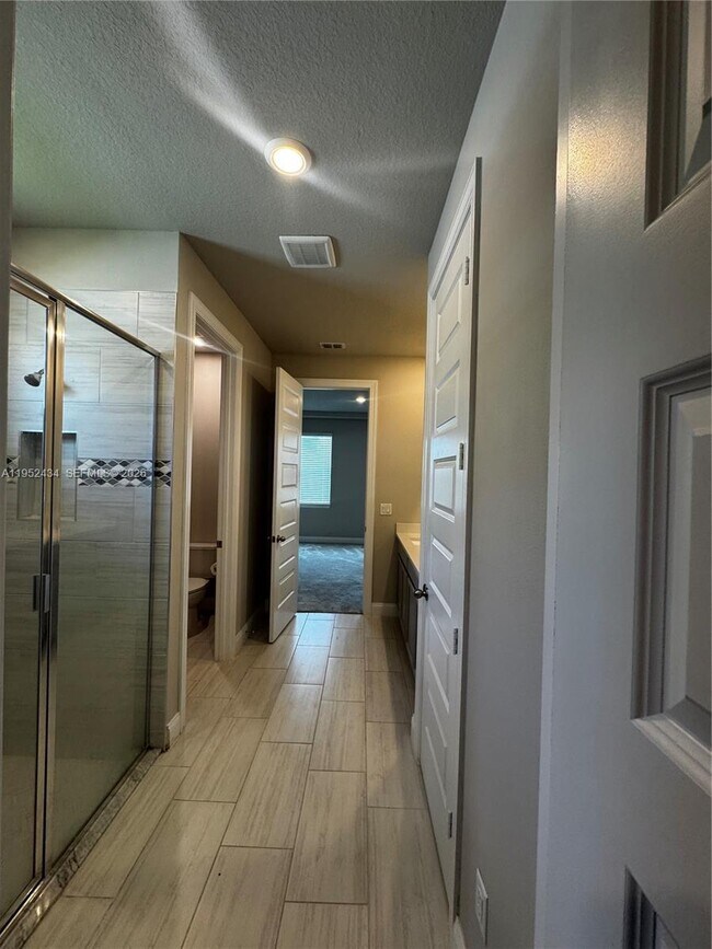 Building Photo - 6712 Cloverdale Ave