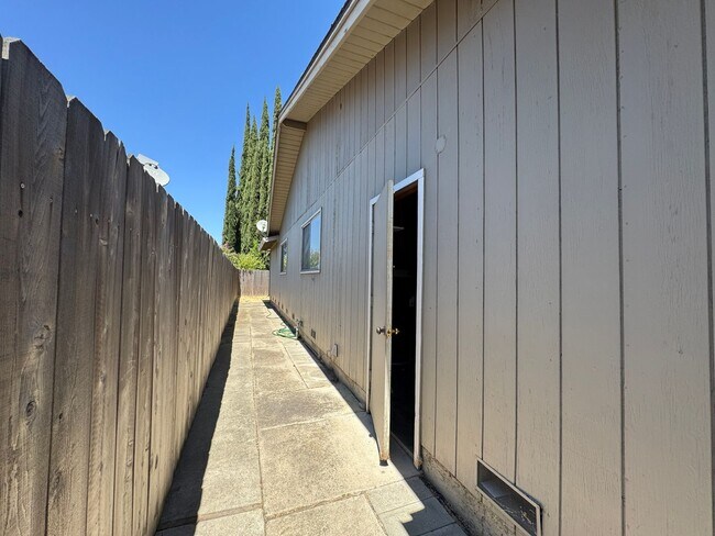 Building Photo - Four Bed, Two Bath Home In North Stockton