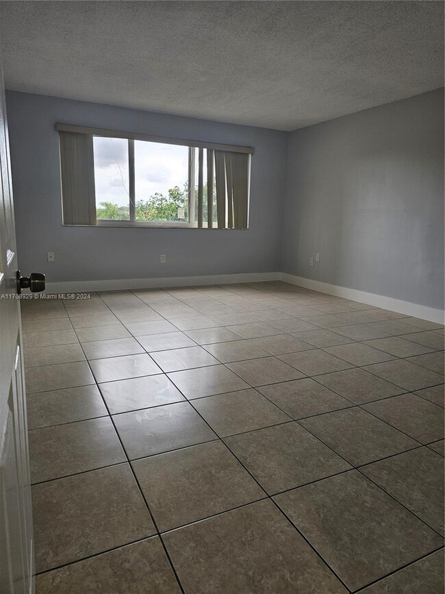 Building Photo - 6930 Miami Gardens Dr