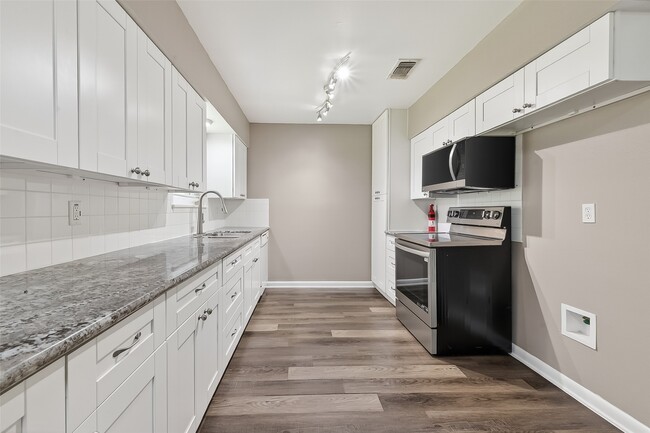 Building Photo - 12002 Hillcroft St