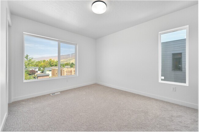 Building Photo - 567 W 620 N
