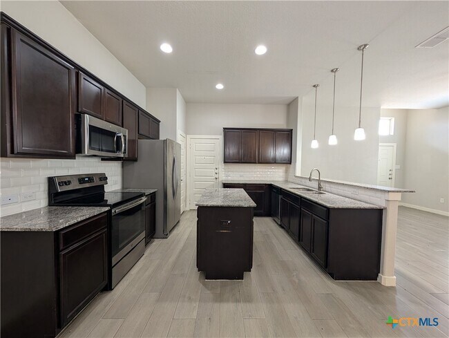 Building Photo - 2237 Avery Village