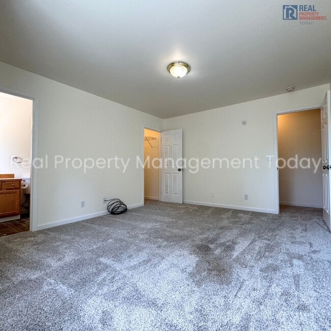 Building Photo - Cozy 2 Bedroom Townhouse + Garage Near Lak...