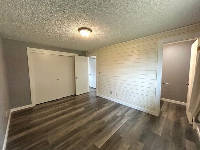 Building Photo - Charming 4 Bedroom Home with Fully Fenced Yard