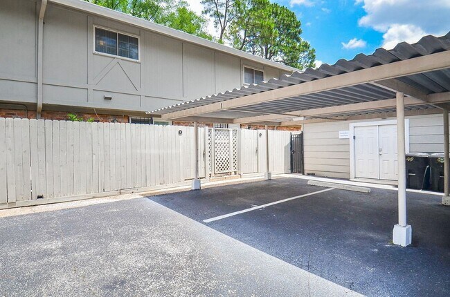 Building Photo - 515 Tallowood Rd