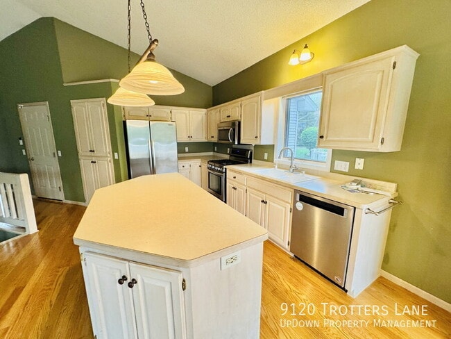 Building Photo - 9120 Trotters Ln