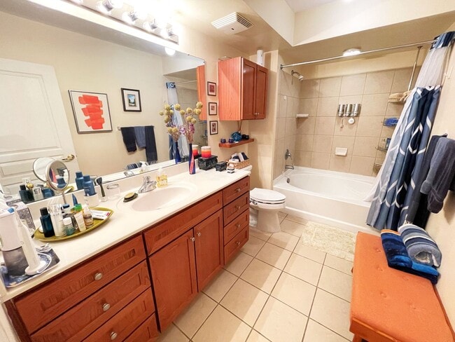 Building Photo - Luxurious living in Penn Quarter