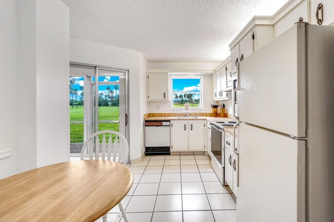 Building Photo - 3951 Via Poinciana