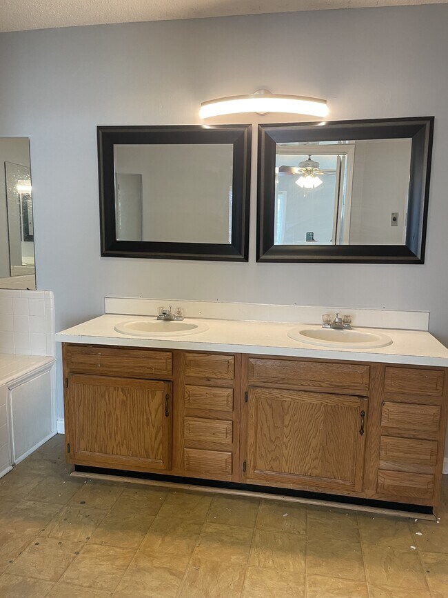 Building Photo - 114 W Victoria Ct