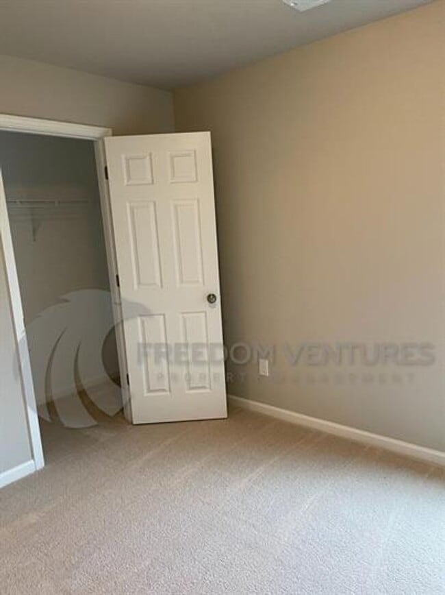 Building Photo - Modern 3-Bedroom Home with Spacious Backya...