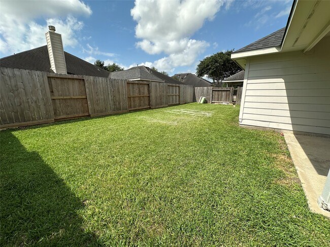Building Photo - 19119 Field Cottage Ln