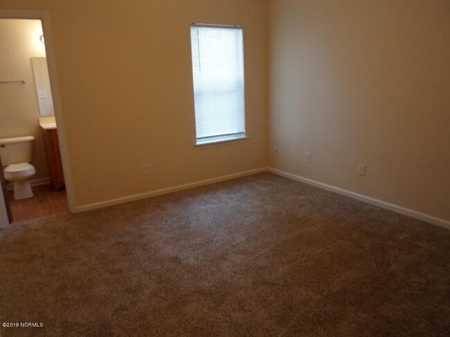 Building Photo - "Charming 2-Bed, 2-Bath Gem with Cozy Comf...
