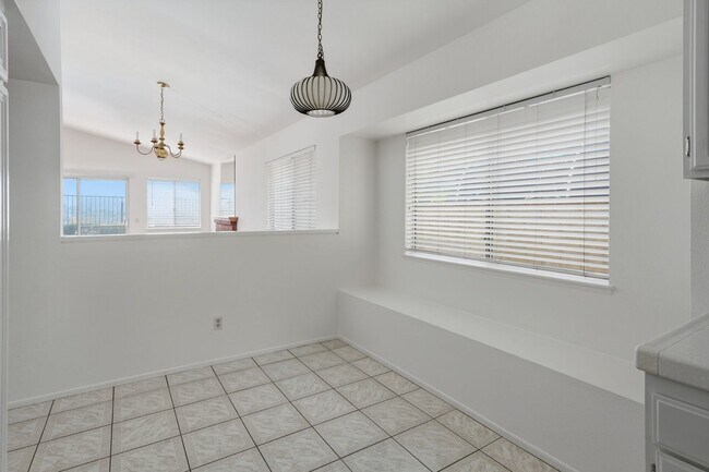 Building Photo - Sparkling Clean 3 Bedroom, 2 Bath Home with a View!