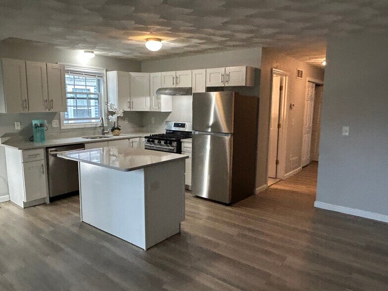 Kitchen with stainless steel appliances - 907 Smith St