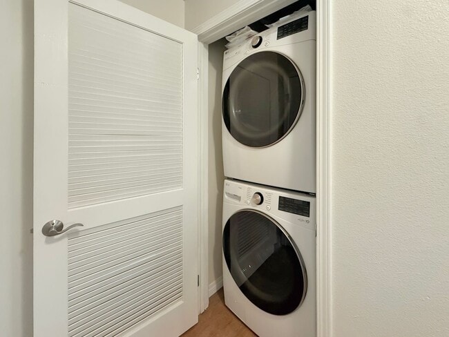 Building Photo - Newly Remodeled 2B/2BA condo w/ Reserved P...