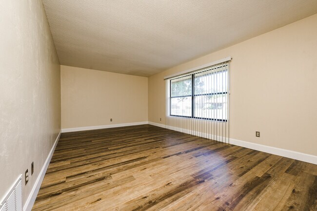 Building Photo - 1523 Poplar Dr