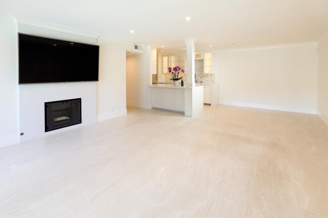 Building Photo - 226 W Edith Ave