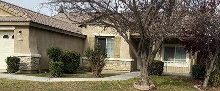Building Photo - Spacious 4 Bedroom House