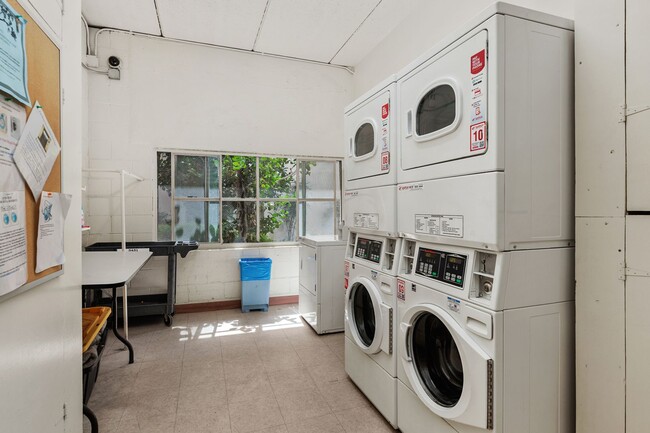 Building Photo - Beautiful & Spacious 1BD/1BA Condo - Walk ...