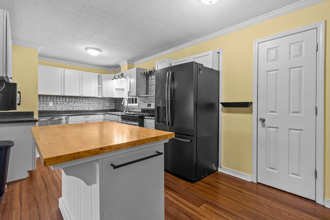 Building Photo - 214 Manchester Rd