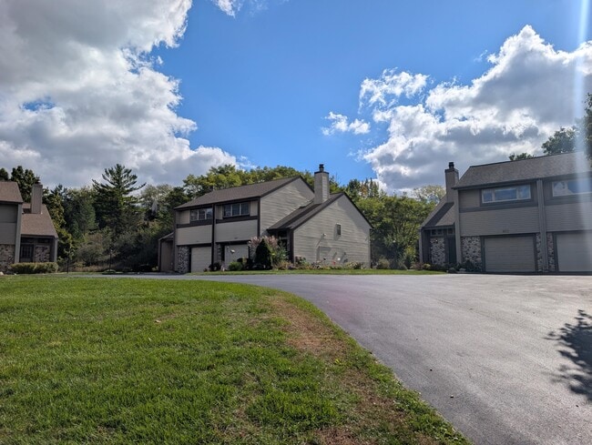 Building Photo - 607 Tamarack Dr W