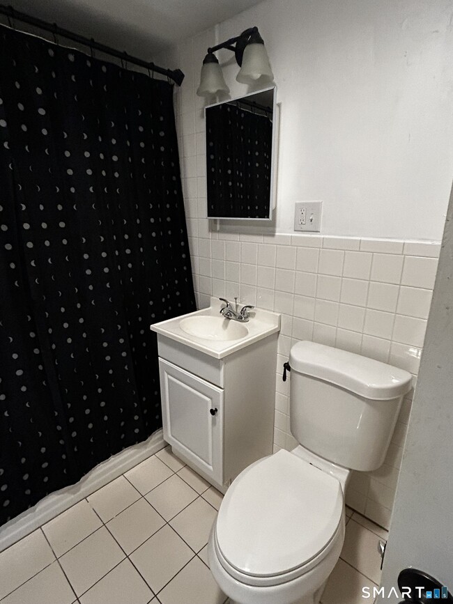 Building Photo - 565 Main St