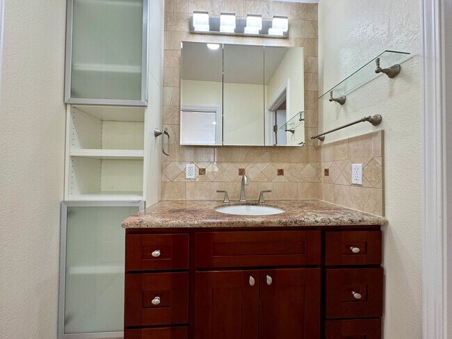 Building Photo - Beautiful Courtyard Level Flat with Outdoor Garden Patio