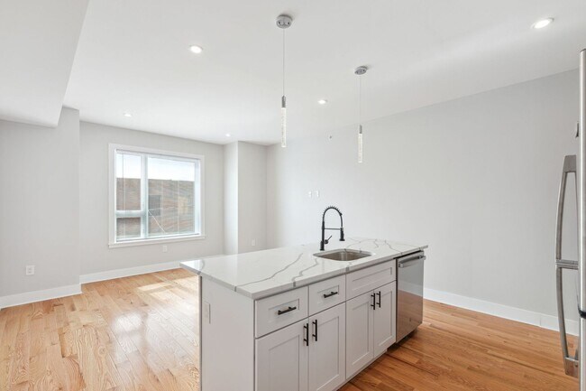 Building Photo - 2427 W Thompson St