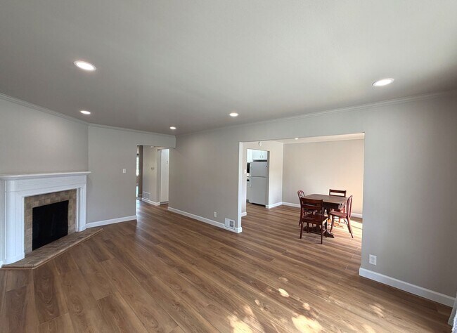 Building Photo - TOTAL REMODEL LARGE BRIGHT 1800sf 3BR/2BA/2GR Cayuga Terrace Home  AVAILABLE NOW