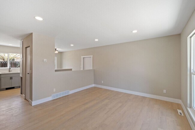 Building Photo - Beautifully Updated Ranch Home w/ Finished...