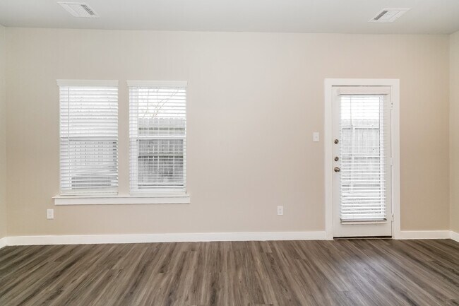 Building Photo - 309 N Centro Cir