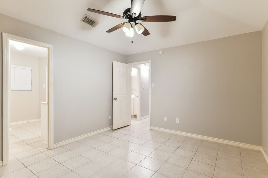 Building Photo - 13207 Pebblewalk Cir S