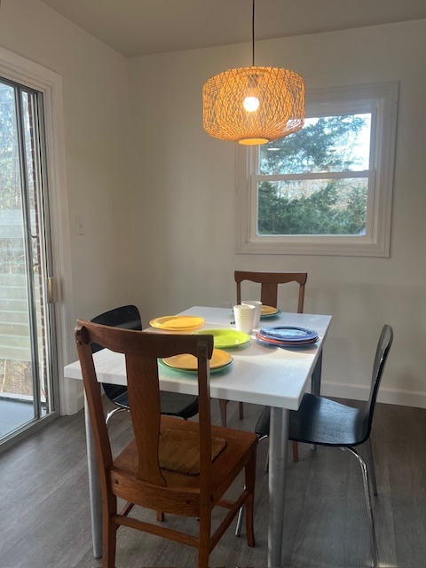 Dining table - 100 Olinda Dr