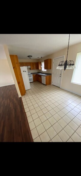 Building Photo - 23 Lakeview Dr